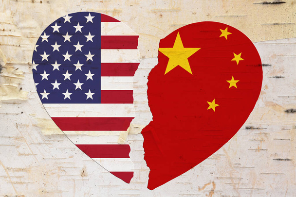 Banderas americanas y chinas en un corazón roto sobre madera envejecida - Foto, imagen