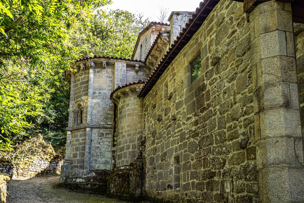 Romantický gotický klášter Santo Estevo de Ribas de Sil, nyní Národní parador v Nogueira de Ramuin, Galicie ve Španělsku - Fotografie, Obrázek