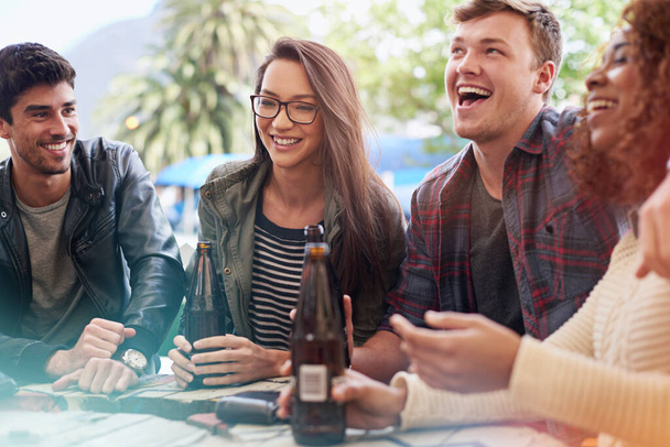 Los mejores buenos tiempos son espontáneos. un grupo de amigos bebiendo al aire libre - Foto, Imagen