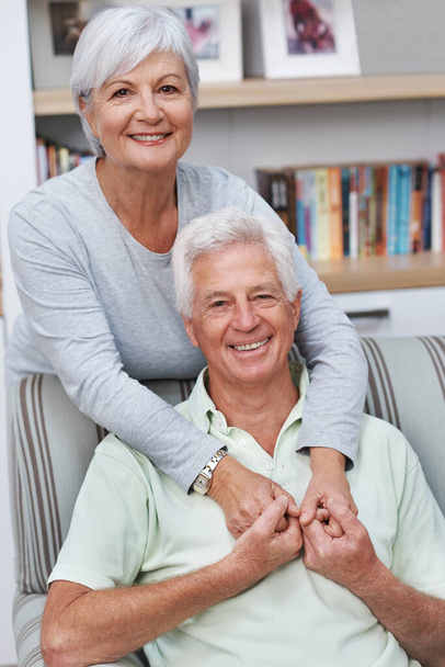 Godendo una vita di amore e felicità. Una coppia anziana amorevole sorridente alla telecamera - Foto, immagini