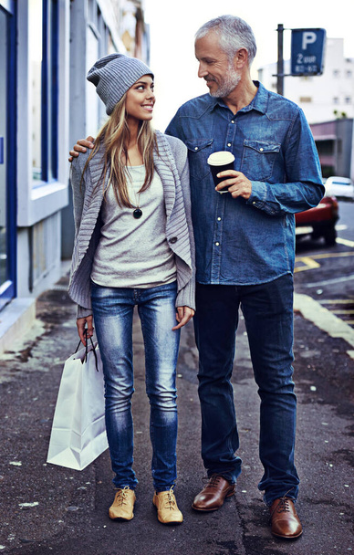 Deberíamos hacer esto más a menudo. un padre y una hija en la ciudad con sus compras y café para llevar - Foto, Imagen