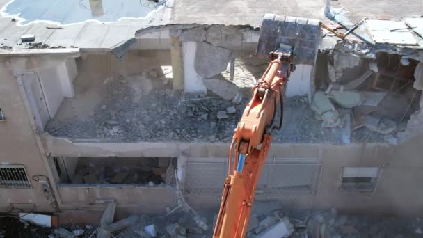 Desmontaje de una casa. Excavadora demoliendo cuarteles para un nuevo proyecto de construcción.  - Metraje, vídeo