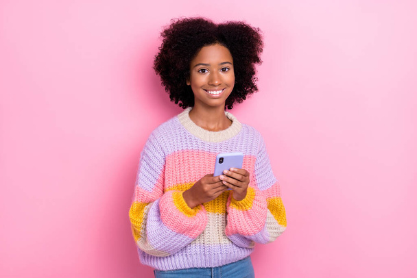 Portrait of cheerful girl with wavy hairdo wear knit sweatshirt telegram instagram facebook whatsapp isolated on pink color background. - Fotó, kép