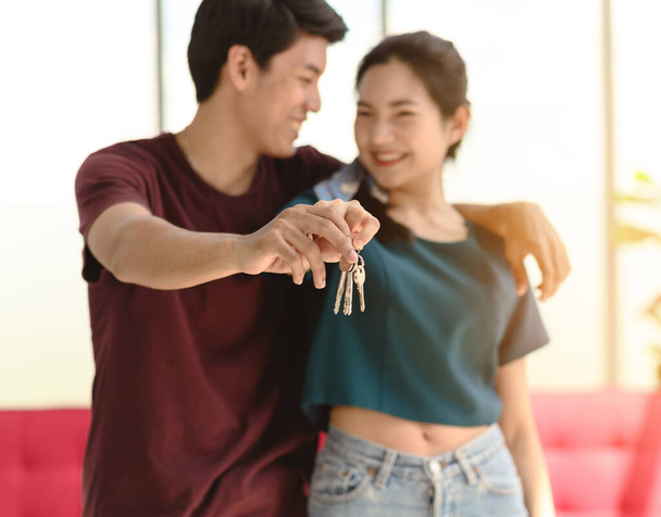 Joven pareja asiática se mudan a un nuevo apartamento el día de mudanza, celebrando el cambio a un nuevo concepto de hogar - Foto, Imagen