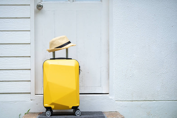 Νεαρή επιχειρηματίας με τα πόδια με αποσκευές, βαλίτσα στο αεροδρόμιο για ταξίδια. - Φωτογραφία, εικόνα