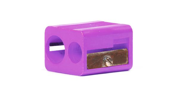 Afilador de lápiz púrpura de cerca, aislado sobre fondo blanco, camino de recorte - Foto, imagen