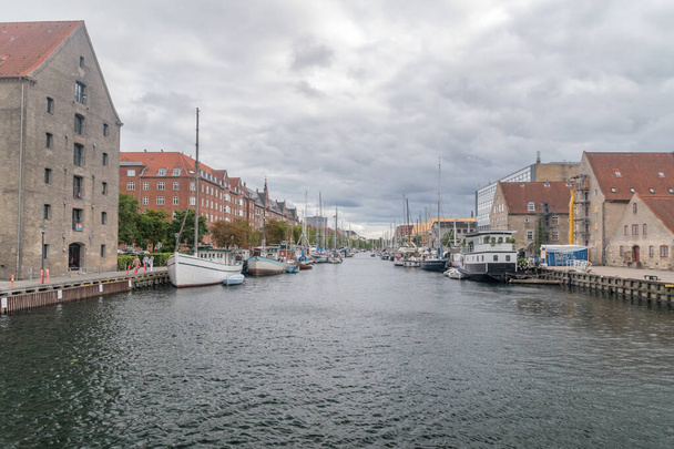 Kopenhag, Danimarka - 26 Temmuz 2022: Hristiyanhavns Kanalı (İngilizce: Hristiyanhavn Kanalı) bulutlu bir günde. - Fotoğraf, Görsel