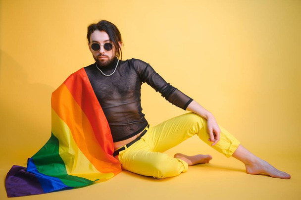Juventude transgênero LGBT com bandeira do arco-íris no ombro fundo de cor isolado. expressão de gênero orgulho e conceito de igualdade - Foto, Imagem