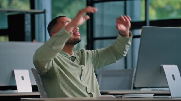 Afro-Amerikaanse zakenman man kantoor werknemer manager ondernemer man zakenman bedrijf CEO baas programmeur neemt pauze om stress te verlichten tevreden afwerking werk ontspannen hand in hand achter hoofd - Video
