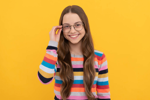 счастливая школьница ботаник ребенок в очках для зрения, коррекции зрения. - Фото, изображение
