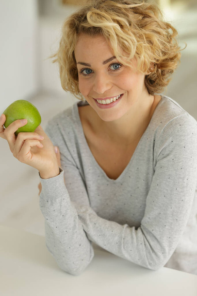 Gri arka planda elmalı kadınla beslenen elma kadın. - Fotoğraf, Görsel
