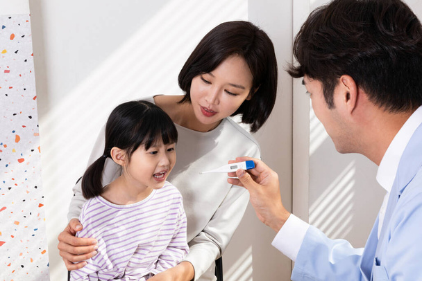 Asian korean mother with her daughter visiting doctor in clinic - Fotografie, Obrázek