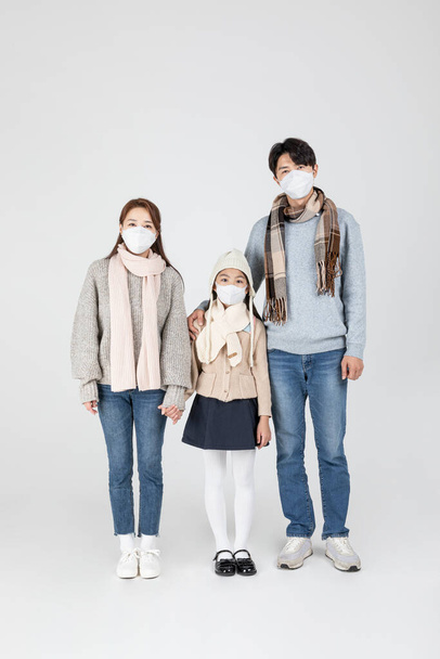 happy Asian Korean family in facial masks, virus concept - Foto, afbeelding