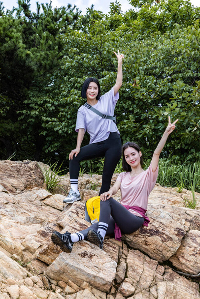 korean young women hiking together - Fotoğraf, Görsel