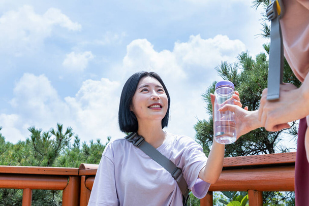korean young women hiking, drinking water - Foto, Imagem