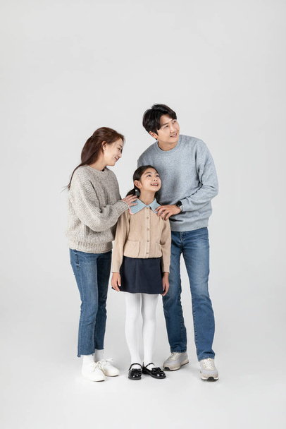 幸せなアジア系韓国人家庭、父母と娘 - 写真・画像