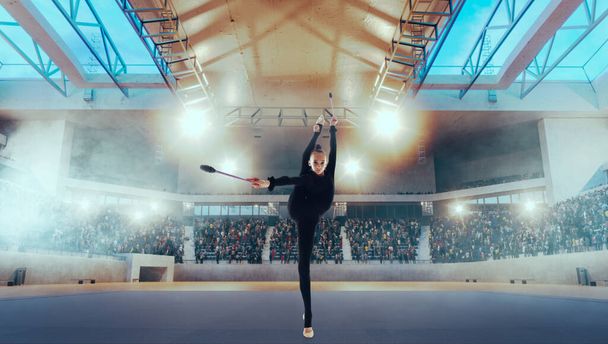 Rytmická gymnastka v profesionální aréně - Fotografie, Obrázek