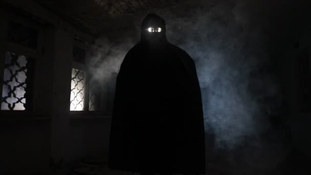 Dood met zeis in de donkere hal. Horror silhouet in geruïneerd gebouw - Video