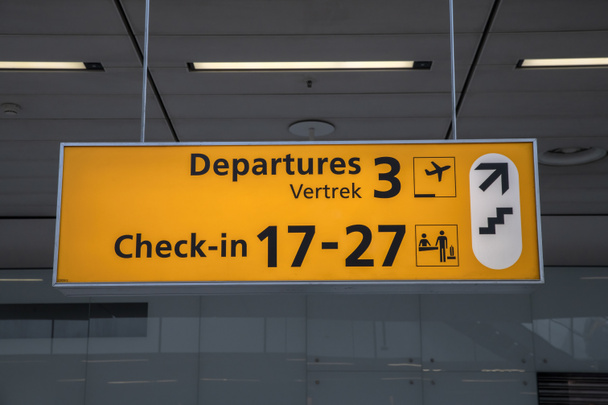 Dirección Señal Salidas 3 y Check In 17-27 En el aeropuerto de Schiphol Países Bajos 14-5-2022 - Foto, imagen