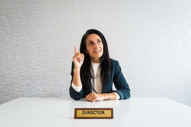 Бізнес-леді директор працівник вказує пальцем вгору творчі ідеї в офісі мозковий штурм на роботі
 - Фото, зображення