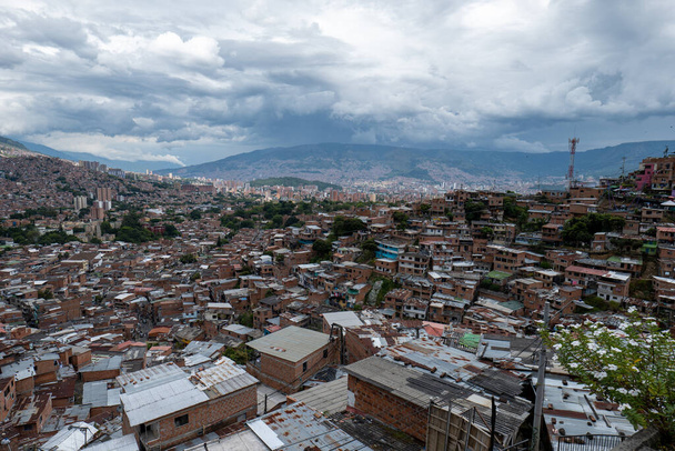 Άποψη του βόρειου τμήματος της πόλης από την Comuna 13 Τουριστική Πολιτιστική Γειτονιά με τους τόνους των μικρών τούβλων σπίτια σε μια συννεφιασμένη ημέρα - Φωτογραφία, εικόνα