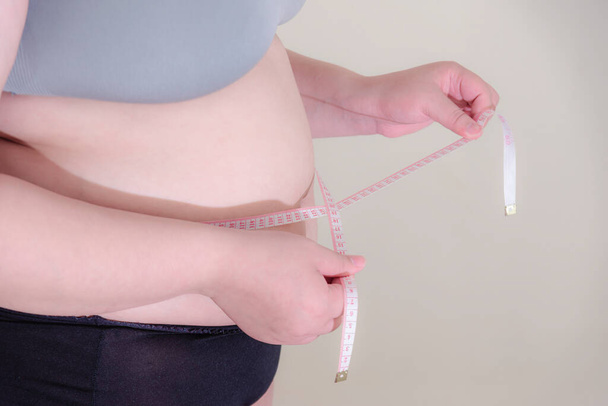 Χοντρή γυναίκα, Διαμορφώστε υγιή μυ του στομάχου, και τον τρόπο ζωής διατροφή, για να μειώσει την έννοια της κοιλιάς. - Φωτογραφία, εικόνα