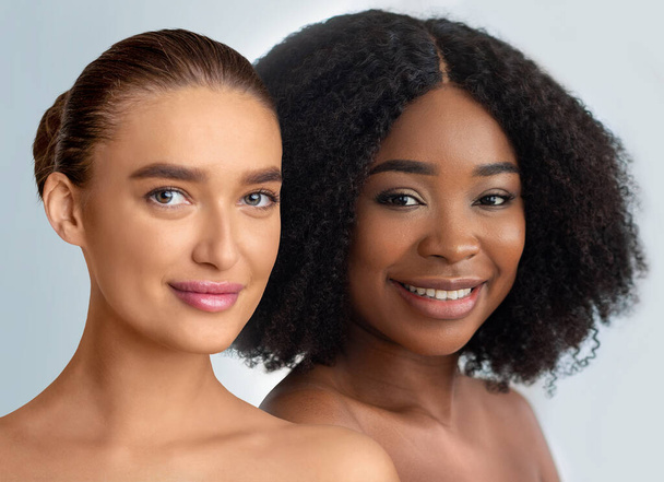 Africaine américaine et caucasienne jeunes jolies femmes à moitié nues souriant sur fond de studio gris, montrant leur peau soyeuse parfaite, bénéficiant des résultats des traitements SPA, gros plan, collage - Photo, image