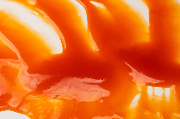 Salpicaduras de salsa roja sabrosa como fondo. - Foto, Imagen