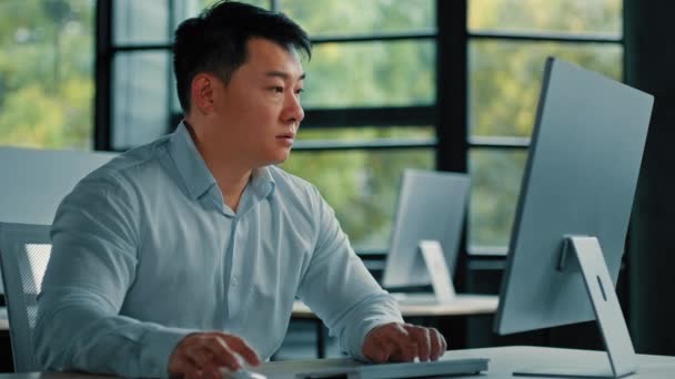 Ázsiai üzletember koreai férfi online dolgozni a munkahelyen nehéz kemény munka kap helytelen hiba számítógépes hiba üzleti probléma. Ideges ideges férfi csalódott hiba miatt rossz internet az irodában - Felvétel, videó