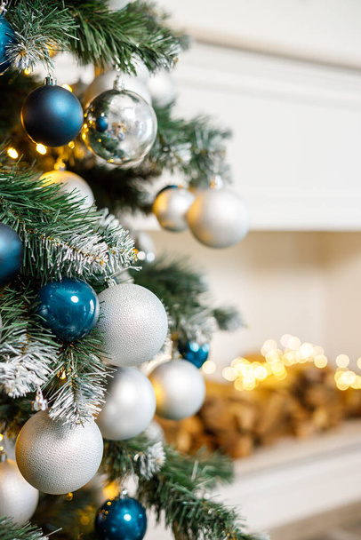 Juguetes de Navidad de cerca en el árbol de Navidad. Año Nuevo, decoración del árbol de Navidad - Foto, Imagen