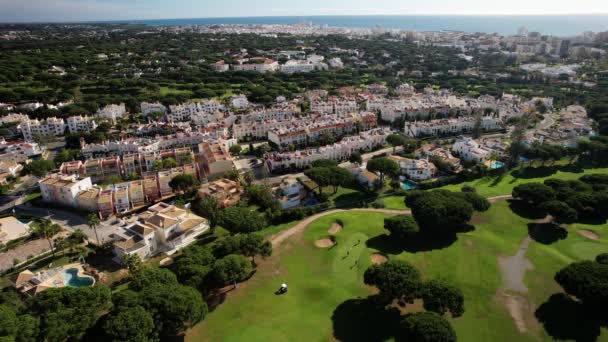 Αεροφωτογραφία αγνώστων παικτών γκολφ σε γήπεδο γκολφ στην Quarteira, Algarve, Πορτογαλία - Πλάνα, βίντεο