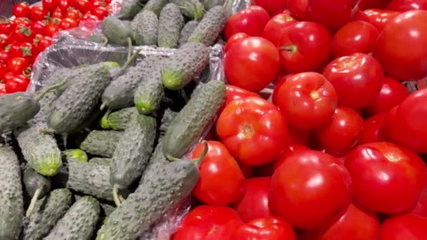 Marché fermier avec des légumes fraîchement cueillis sur le comptoir. Produits des agriculteurs locaux. Vidéo 4k de haute qualité - Séquence, vidéo