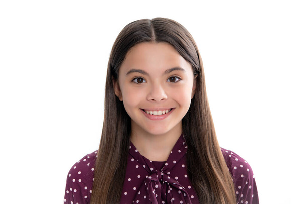 Portret van een vrolijk lachend tienermeisje. Close-up portret van mooie tiener meisje. Latijn of Latijns-Amerikaanse tiener kind geïsoleerd op gele achtergrond - Foto, afbeelding