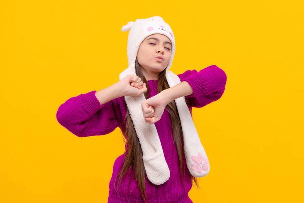 criança engraçada dançando no chapéu de inverno no fundo amarelo, infância. - Foto, Imagem