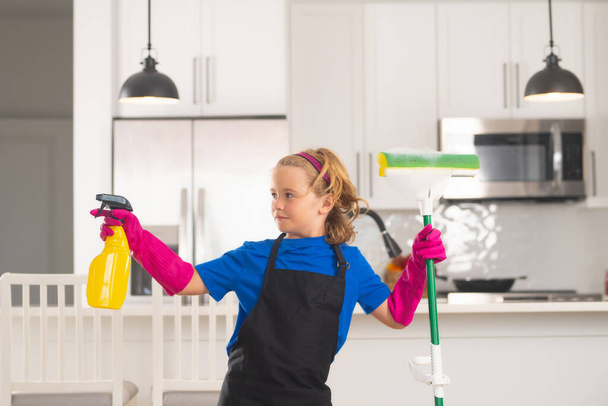 Portret dziecka pomagającego w pracach domowych, sprzątanie domu. Sprzątanie, prace domowe - Zdjęcie, obraz