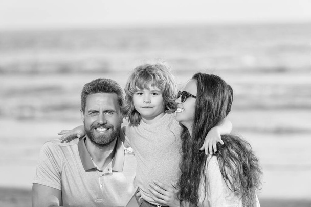 ευτυχισμένη οικογένεια του μπαμπά μαμά και το παιδί στην παραλία του καλοκαιριού. - Φωτογραφία, εικόνα