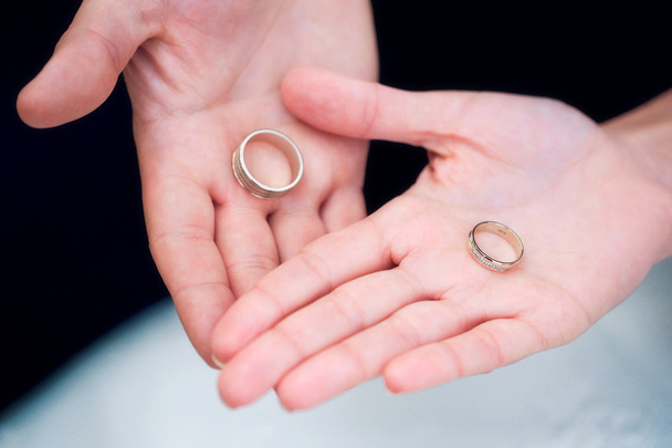 結婚指輪二つ - 写真・画像