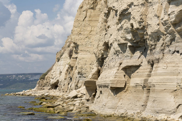 Bulgarian lomakeskus-Balchik. Kiviset kalliot sedimenttikiveä Mustanmeren rannikolla. - Valokuva, kuva