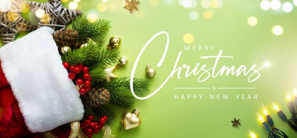 Χριστουγεννιάτικα δώρα και διακόσμηση χριστουγεννιάτικων δέντρων. Χριστουγεννιάτικο πανό ή ευχετήρια κάρτα σχεδιασμού με αντίγραφο spac - Φωτογραφία, εικόνα