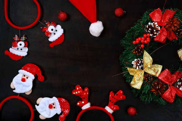 Cadre de Noël, accessoires de Noël disposés autour de l'espace vide, vue de dessus. Jouets festifs sur un fond sombre, le concept de Nouvel An et de Noël - Photo, image