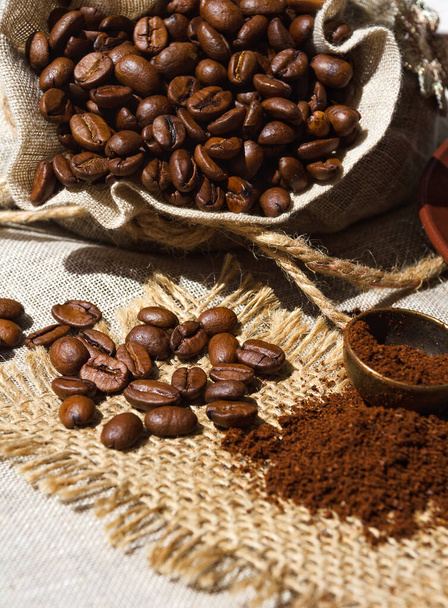 Granos de café y primer plano molido en arpillera. Arabica es el tipo más común de café. - Foto, imagen