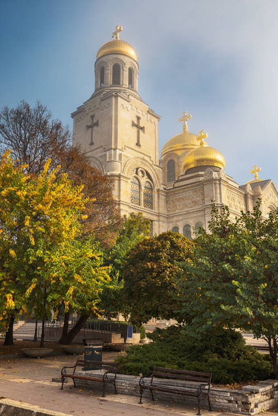 Varna ciudad, Bulgaria en la mañana brumosa y el edificio de la Catedral de la Asunción - Foto, Imagen
