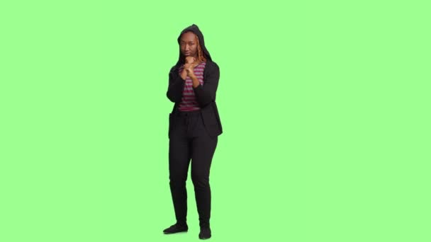 Агресивна негативна дівчина стискає кулаки на фоні зеленого екрану, стоячи з повним тілом на зеленому тлі. Жінка, що грає сердито і бажає битися або ударити, роздратована доросла
. - Кадри, відео