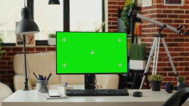 Visualizzazione schermo verde su monitor con tavolo vuoto in soggiorno, spazio di lavoro con sfondo vuoto a chiave cromatica. Mostrando copyspace isolato con modello mokcup sul computer desktop a casa. - Filmati, video