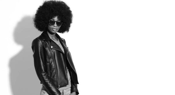 Fotos en blanco y negro de modelo de moda con peinado afro. - Foto, imagen