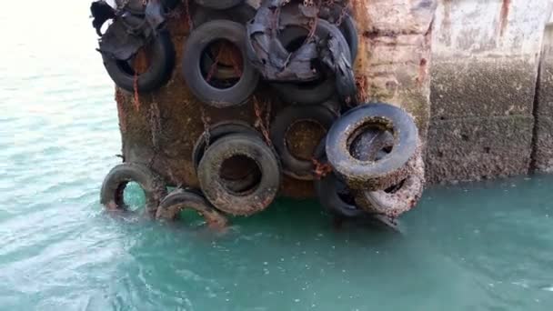 Παλιά ελαστικά προφυλακτήρα βάρκα αγκυροβολημένο στην προβλήτα - Πλάνα, βίντεο