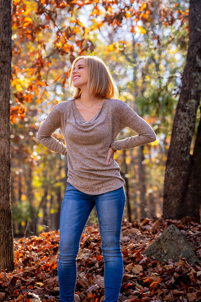 Uma linda modelo loira desfruta do clima de outono ao ar livre - Foto, Imagem