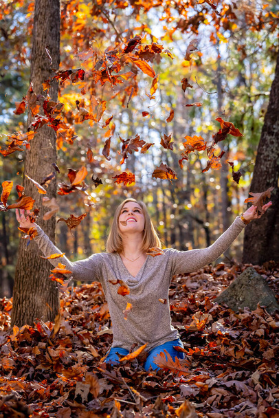 Un magnifique modèle blonde bénéficie du temps d'automne en plein air - Photo, image