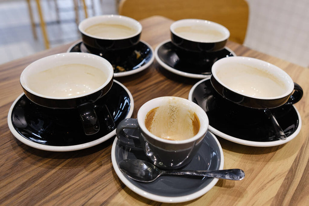 Кофейная чашка в кафе - Фото, изображение