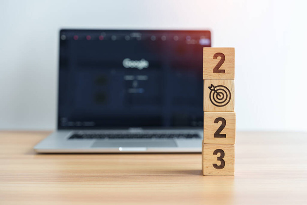 2023 Year block with dartboard icon against computer laptop background (англійською). Ціль, мішень, резолюція, стратегія, план, дія, місія, мотивація і новорічний початок концепції - Фото, зображення
